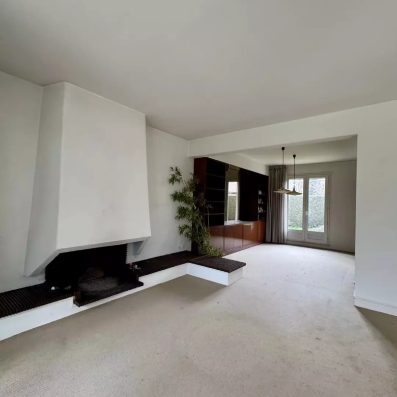Cheminée du séjour de la maison à vendre à Chavenay