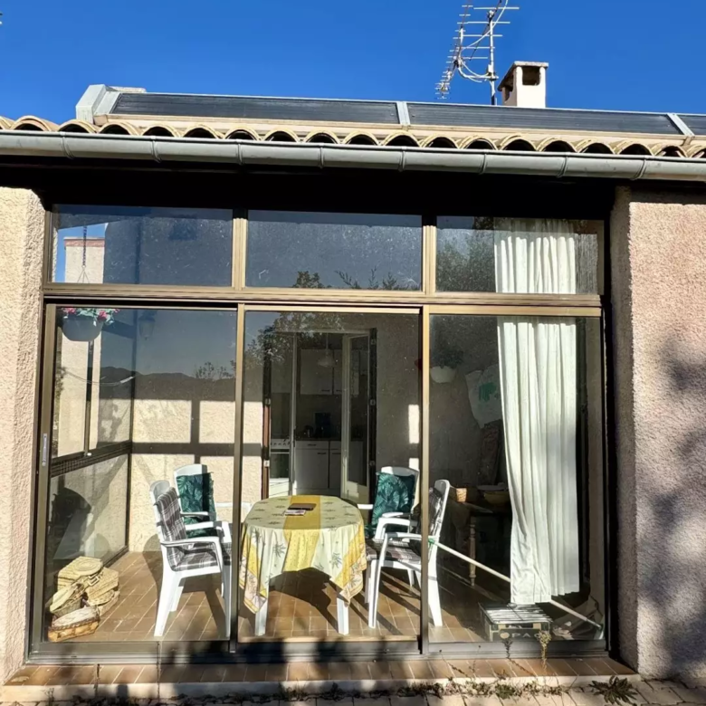 Porte-fenêtre sur la terrasse de la maison à vendre à Digne-les-Bains