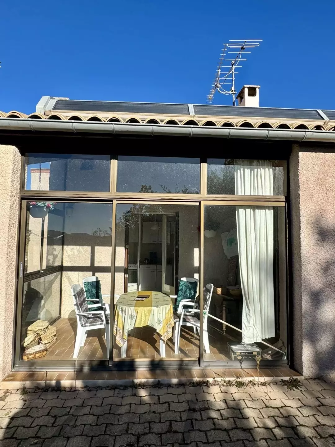 Porte-fenêtre sur la terrasse de la maison à vendre à Digne-les-Bains