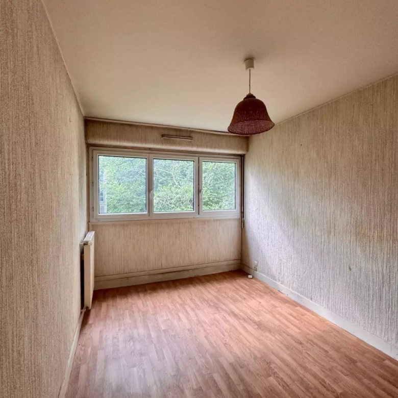 Chambre de l'appartement à Le Plessis-Robinson
