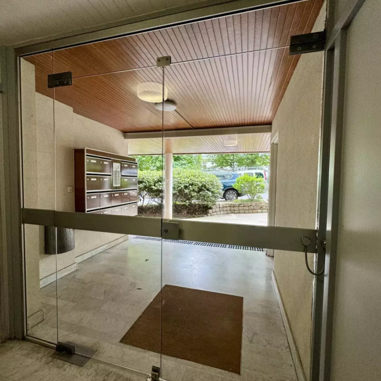Entrée de l'immeuble - vue depuis l'intérieur