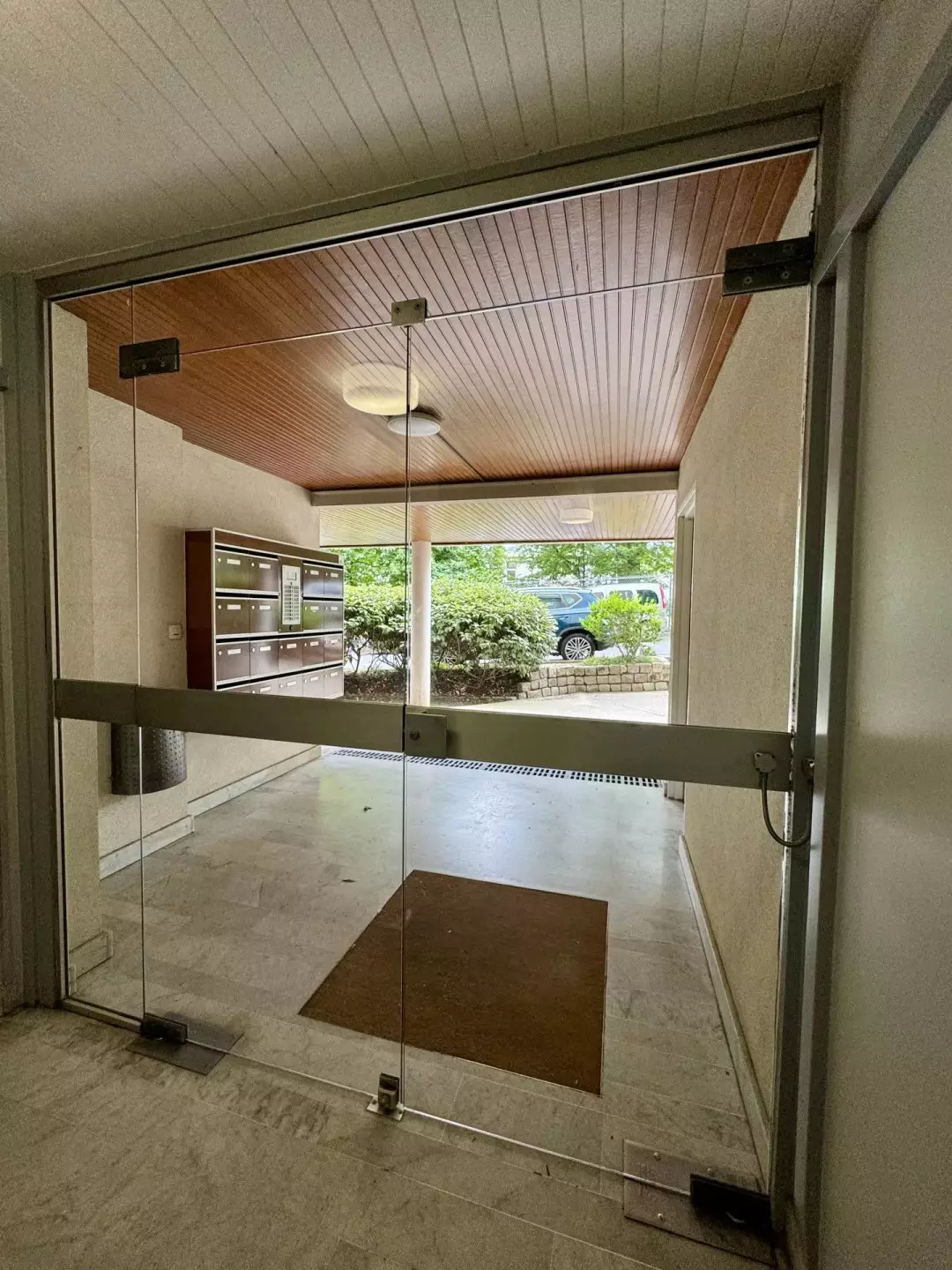 Entrée de l'immeuble - vue depuis l'intérieur