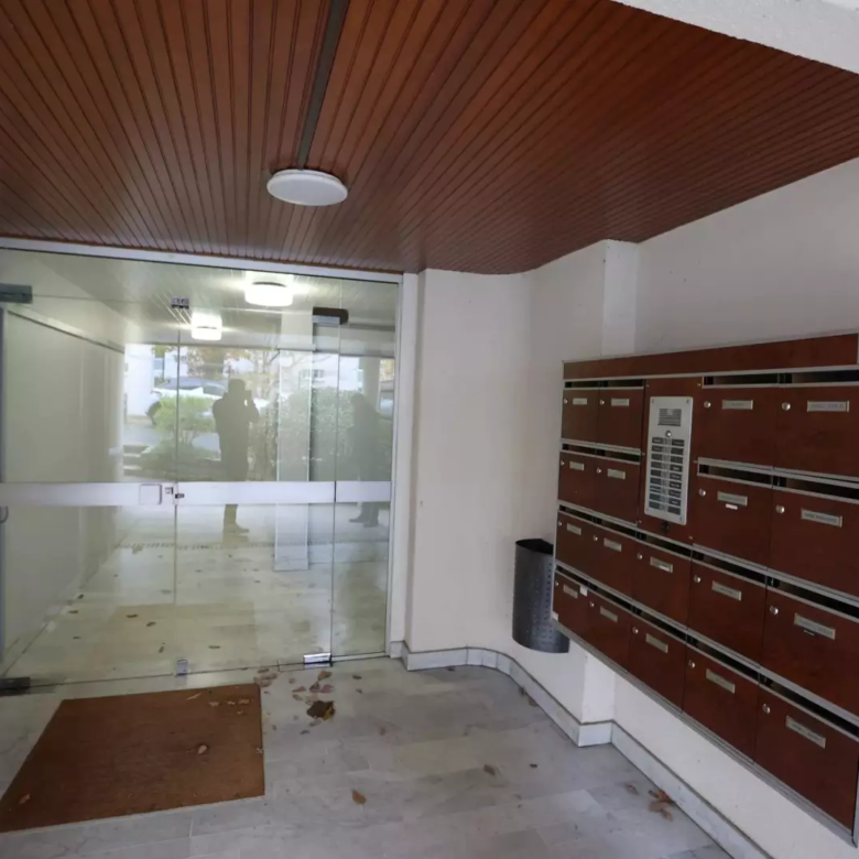 Entrée de l'immeuble de l'appartement à vendre à Le Plessis-Robinson