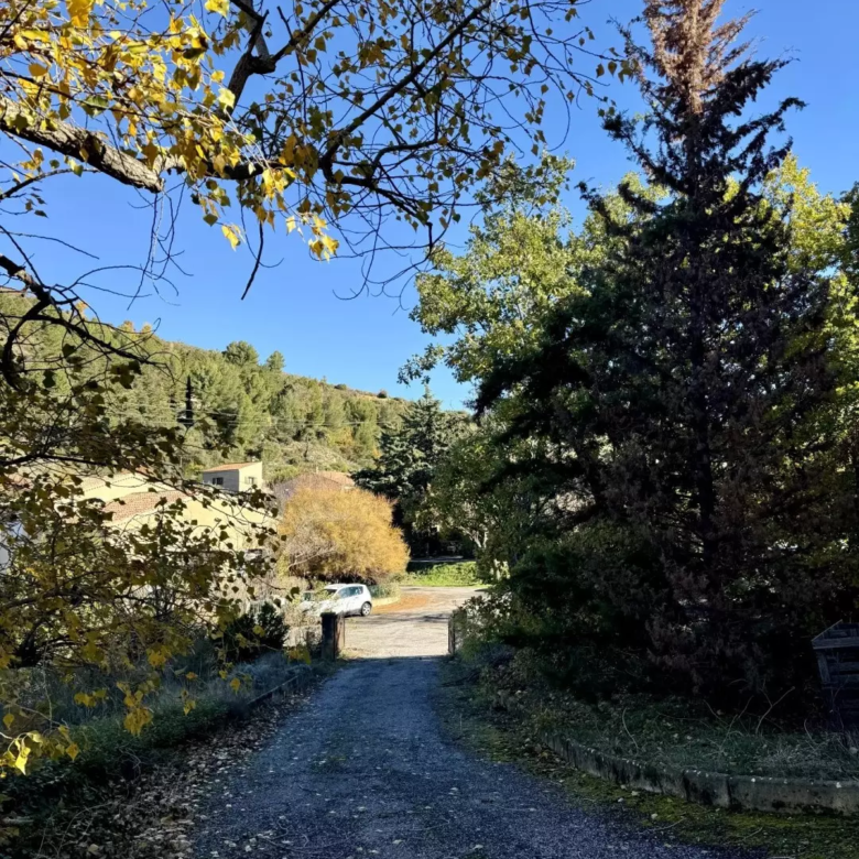Entrée de la propriété de la maison à vendre à Digne-les-Bains