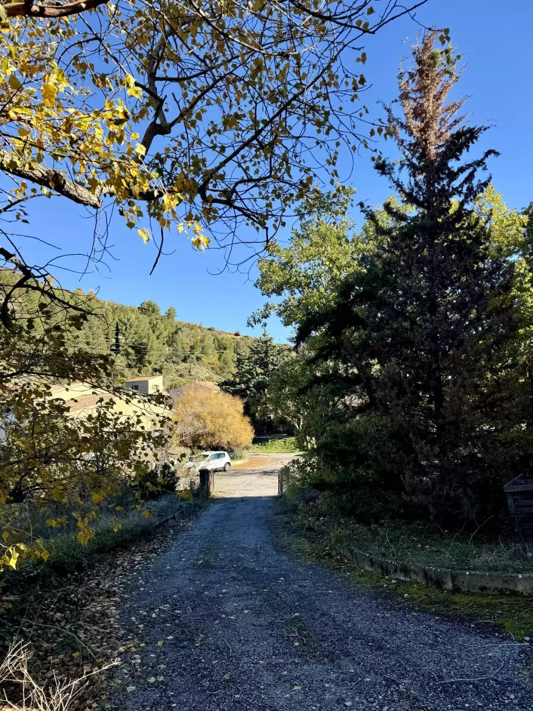 Entrée de la propriété de la maison à vendre à Digne-les-Bains