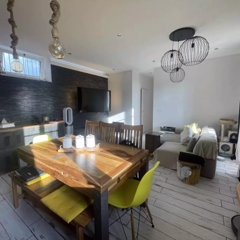 Vue grand angle du salon de l'appartement à vendre à Choisy-le-roi