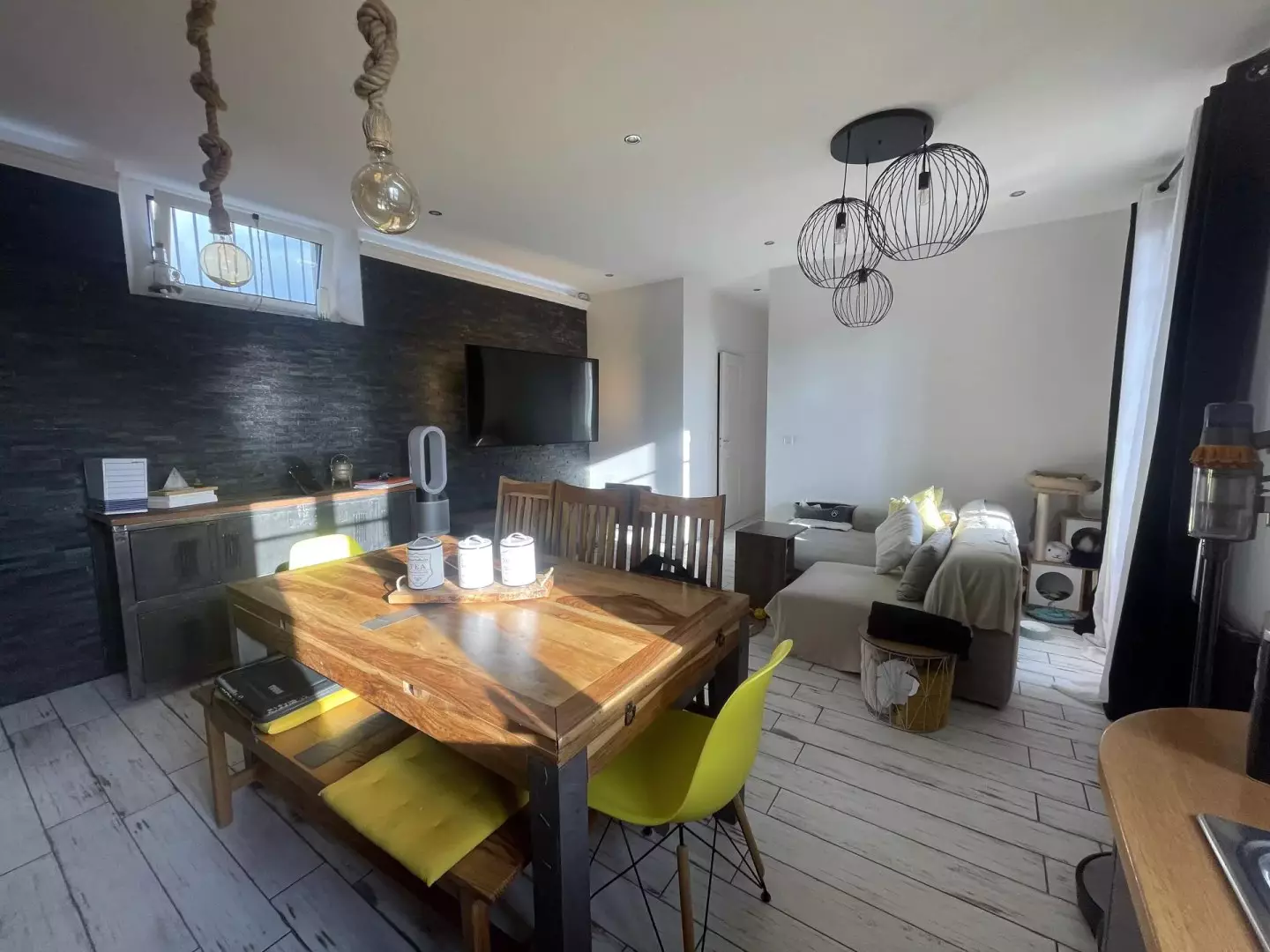 Vue grand angle du salon de l'appartement à vendre à Choisy-le-roi