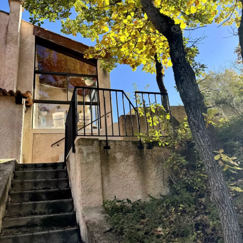 Vue de l'escalier extérieur de la maison à vendre à Digne-les-Bains