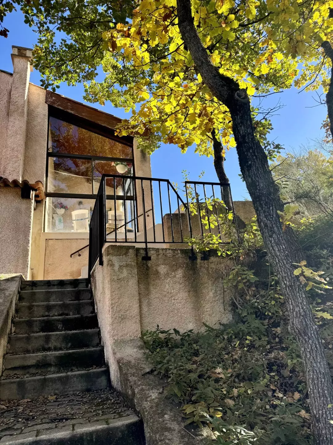 Vue de l'escalier extérieur de la maison à vendre à Digne-les-Bains