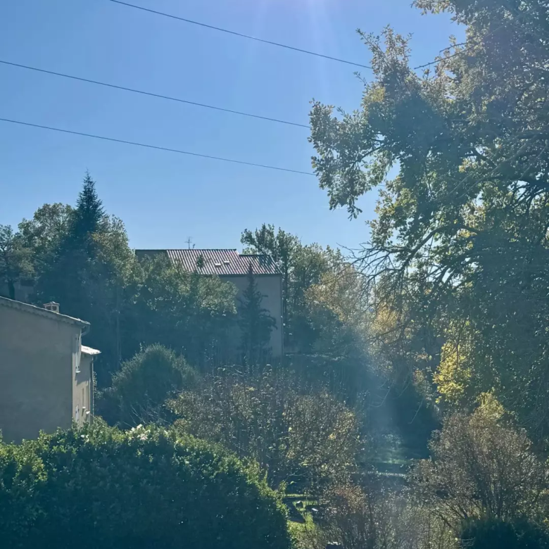 Vue extérieure grand angle de la maison à vendre à Digne-les-Bains