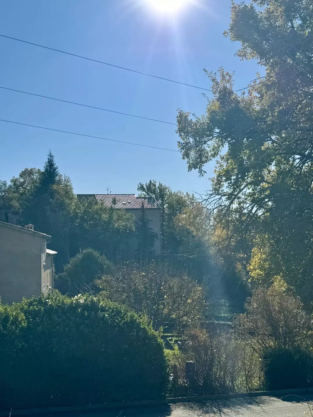 Vue extérieure grand angle de la maison à vendre à Digne-les-Bains