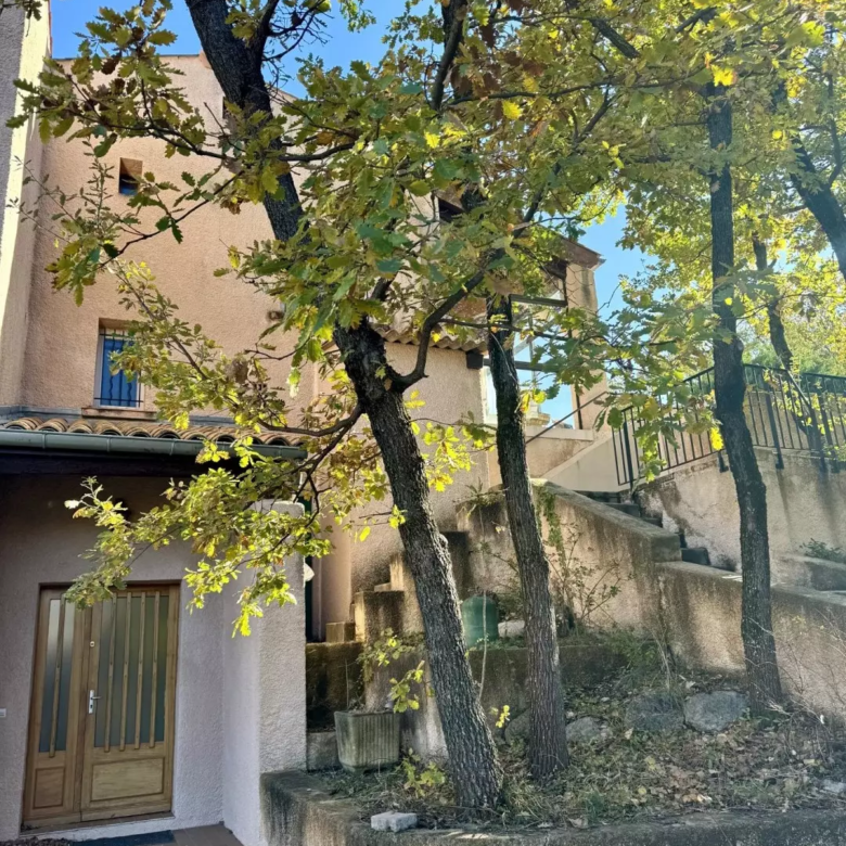 Vue de la façade de la maison à vendre à Digne-les-Bains