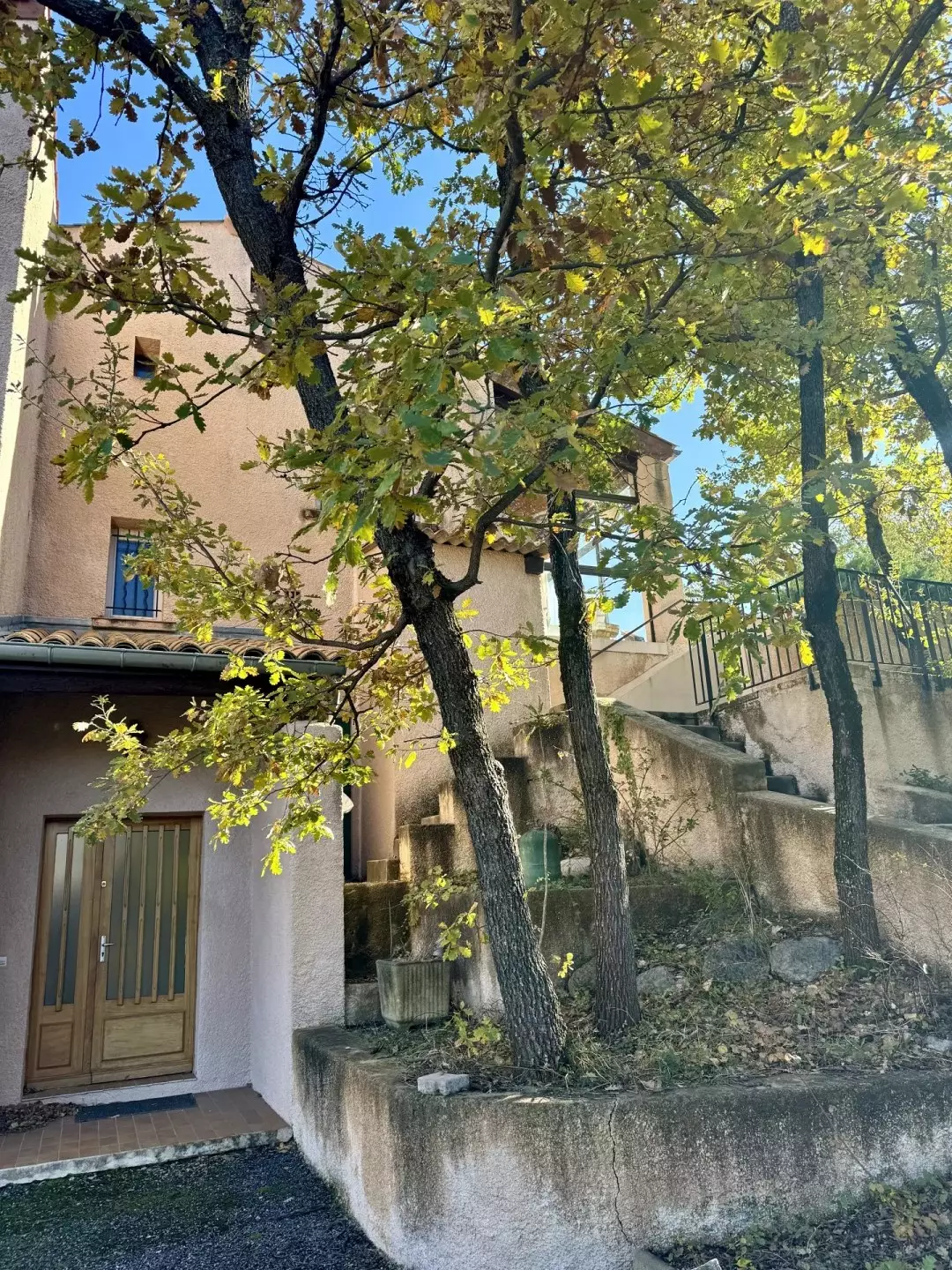 Vue de la façade de la maison à vendre à Digne-les-Bains