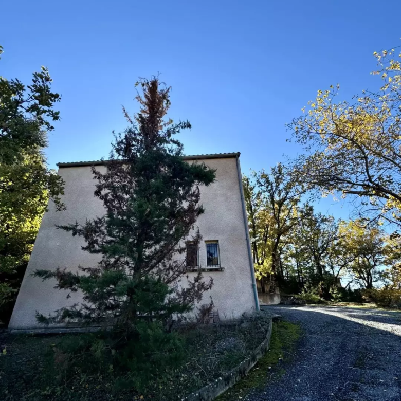 Vue du pignon de la maison à vendre à Digne-les-Bains