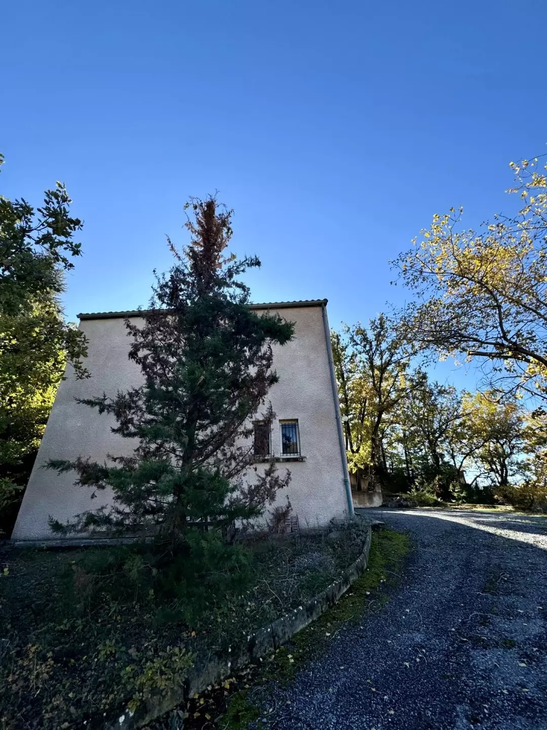 Vue du pignon de la maison à vendre à Digne-les-Bains