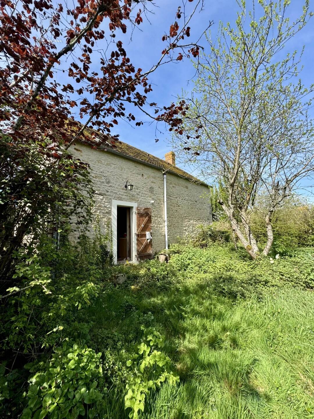 Entrée arrière de la maison à vendre à Neuilly-le-Bisson