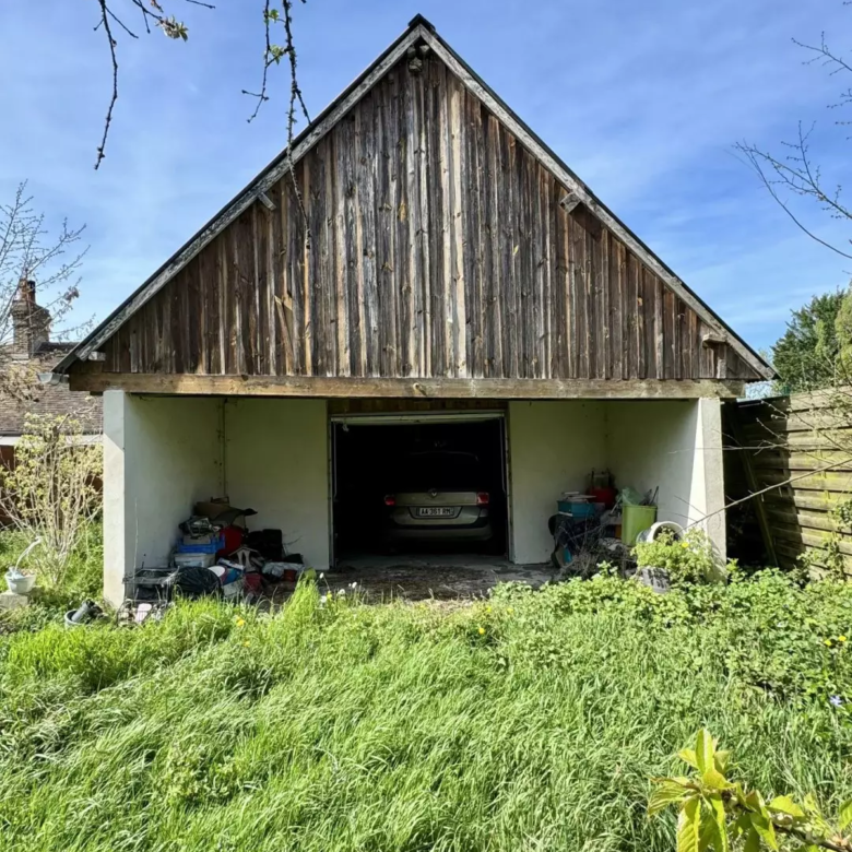 Garage de la maison à vendre à Neuilly-le-Bisson