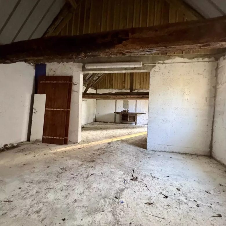 Intérieur de la remise de la maison à vendre à Neuilly-le-Bisson