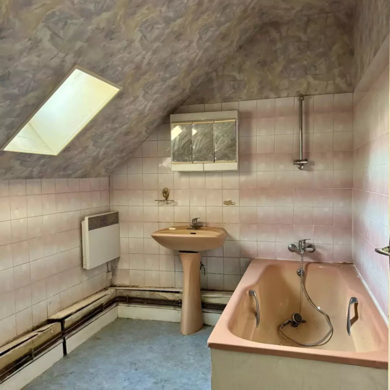 Salle de bain de la maison à vendre à Neuilly-le-Bisson