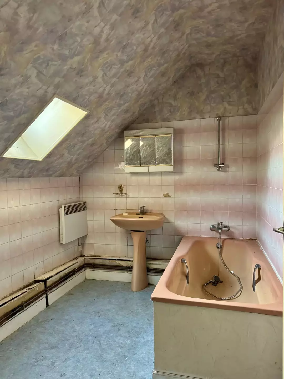 Salle de bain de la maison à vendre à Neuilly-le-Bisson