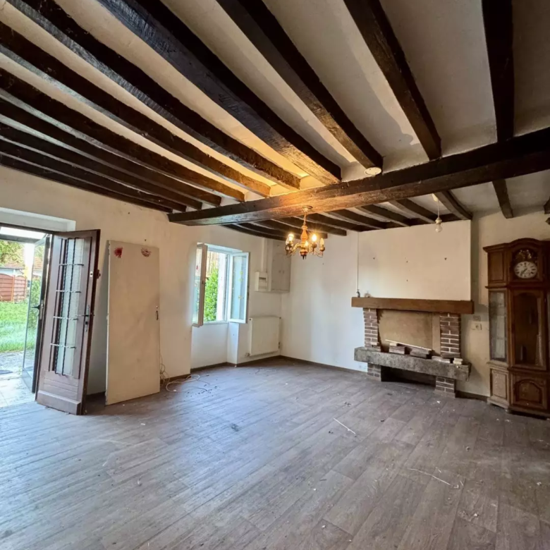 Salle à manger (vue 2) de la maison à vendre à Neuilly-le-Bisson