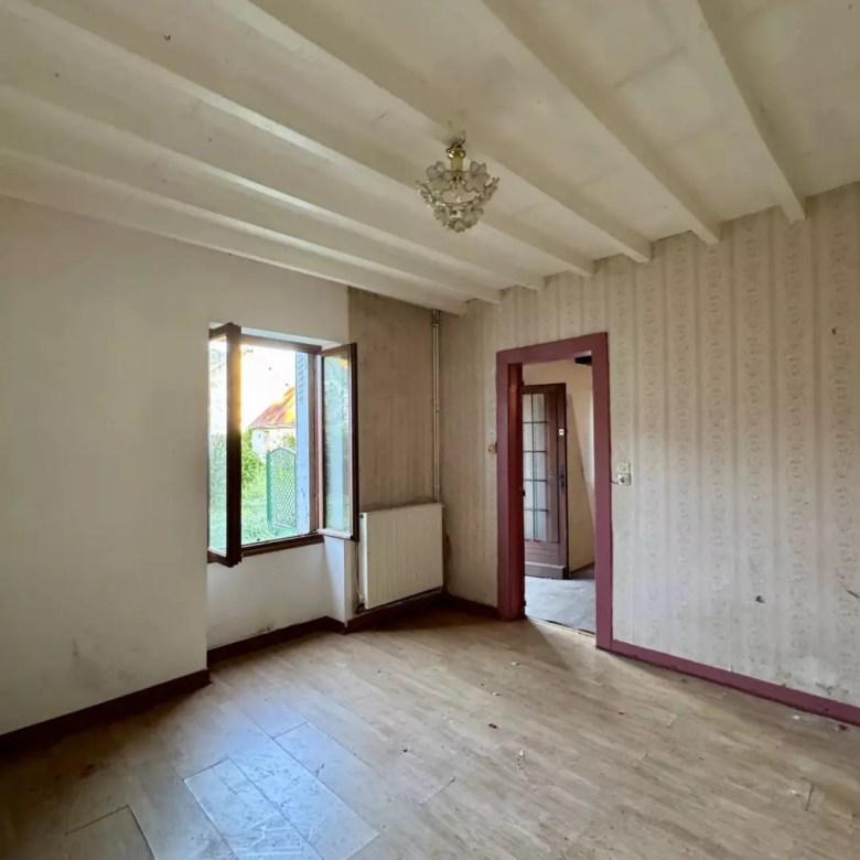 Salon (vue 2) de la maison à vendre à Neuilly-le-Bisson