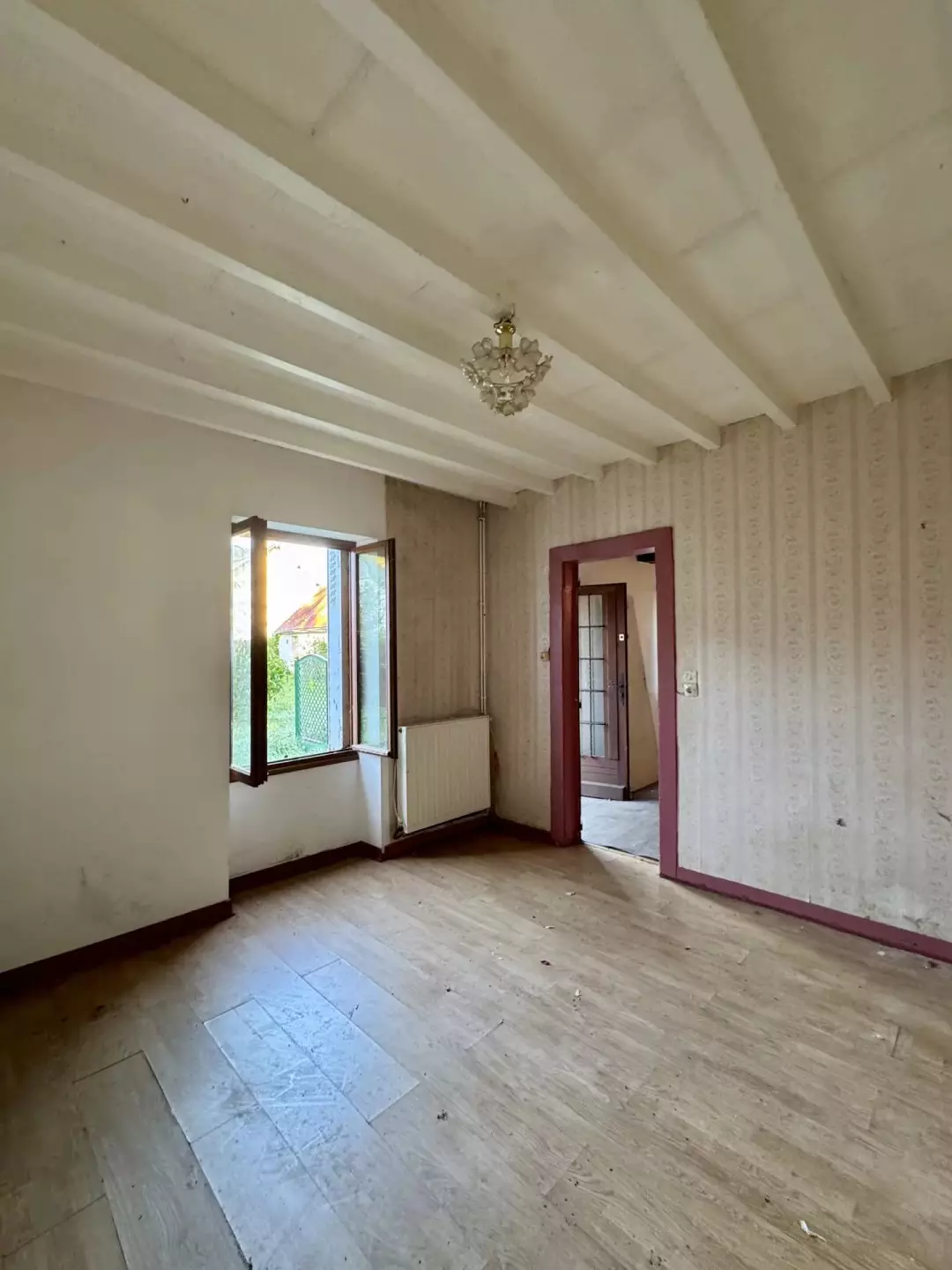 Salon (vue 2) de la maison à vendre à Neuilly-le-Bisson