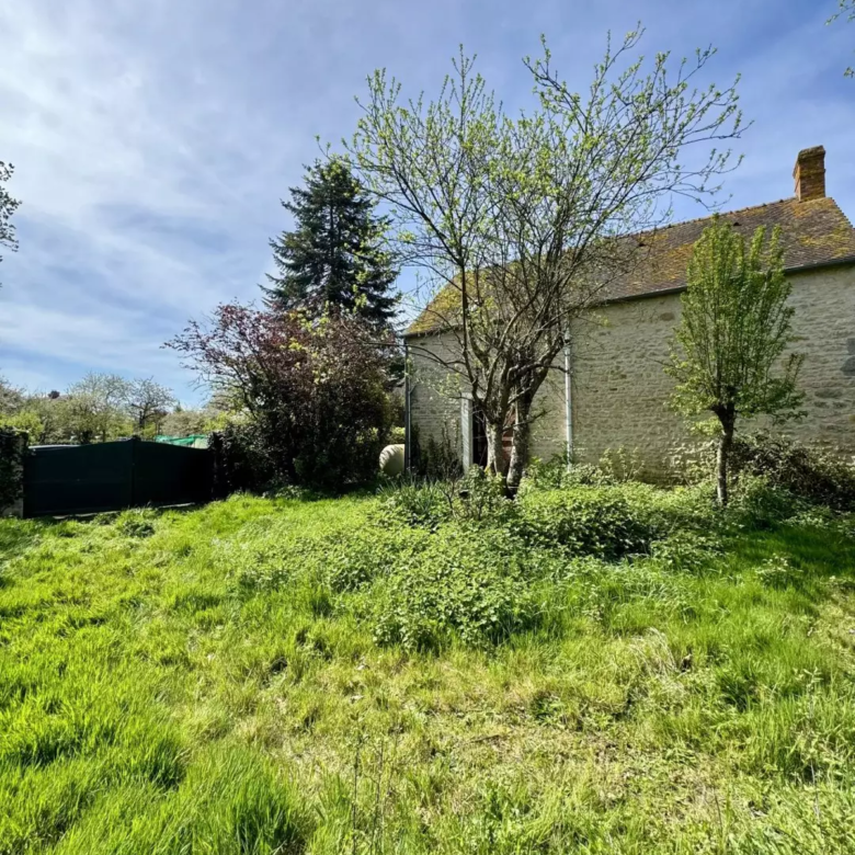 Verger de la maison à vendre à Neuilly-le-Bisson