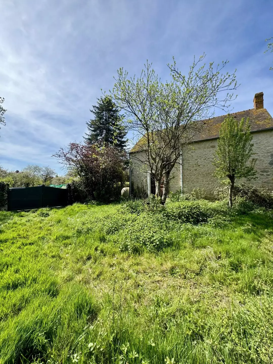 Verger de la maison à vendre à Neuilly-le-Bisson