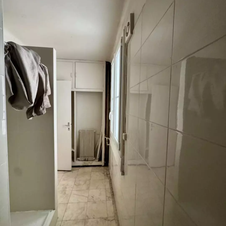 Salle d'eau (douche) de l'appartement à vendre à Asnieres-sur-Seine